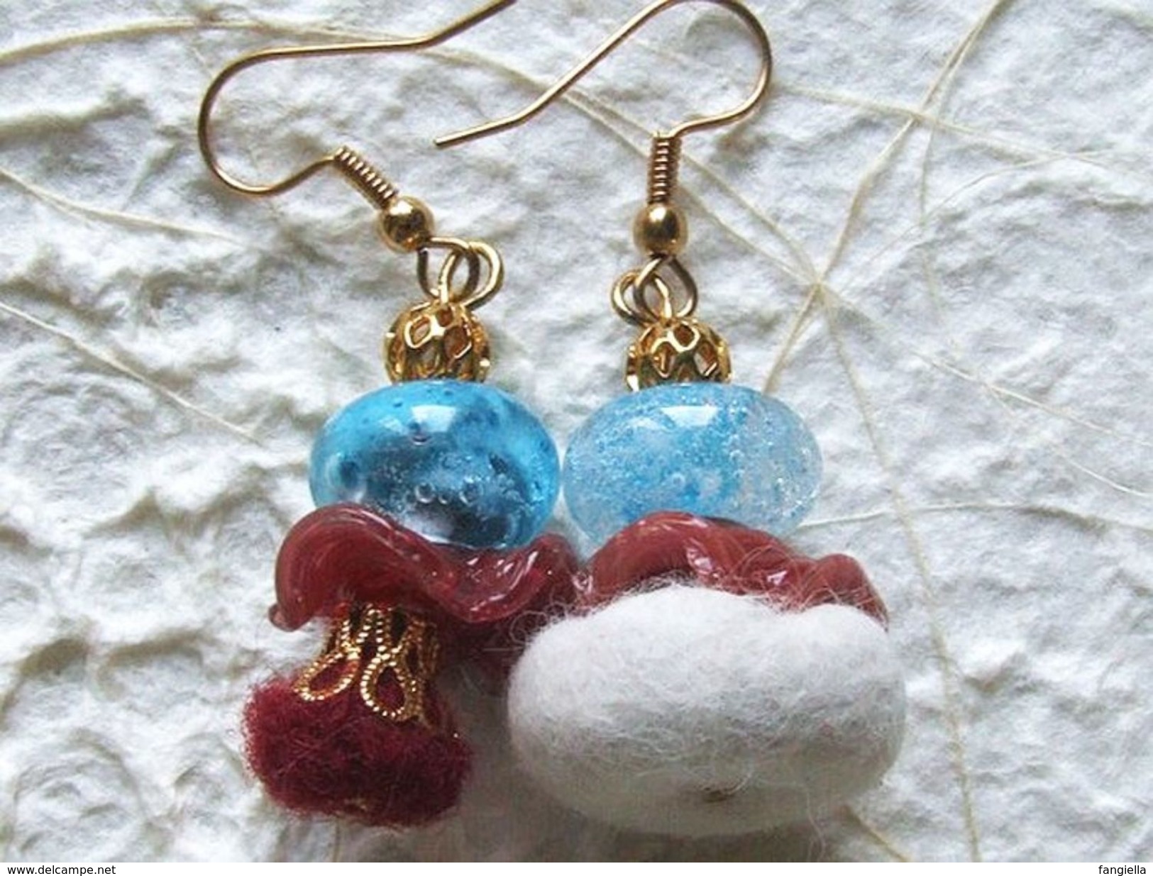 Boucles d'oreilles dissociées perles artisanales turquoise et bordeaux en verre filé et laine feutrée à l'aiguille