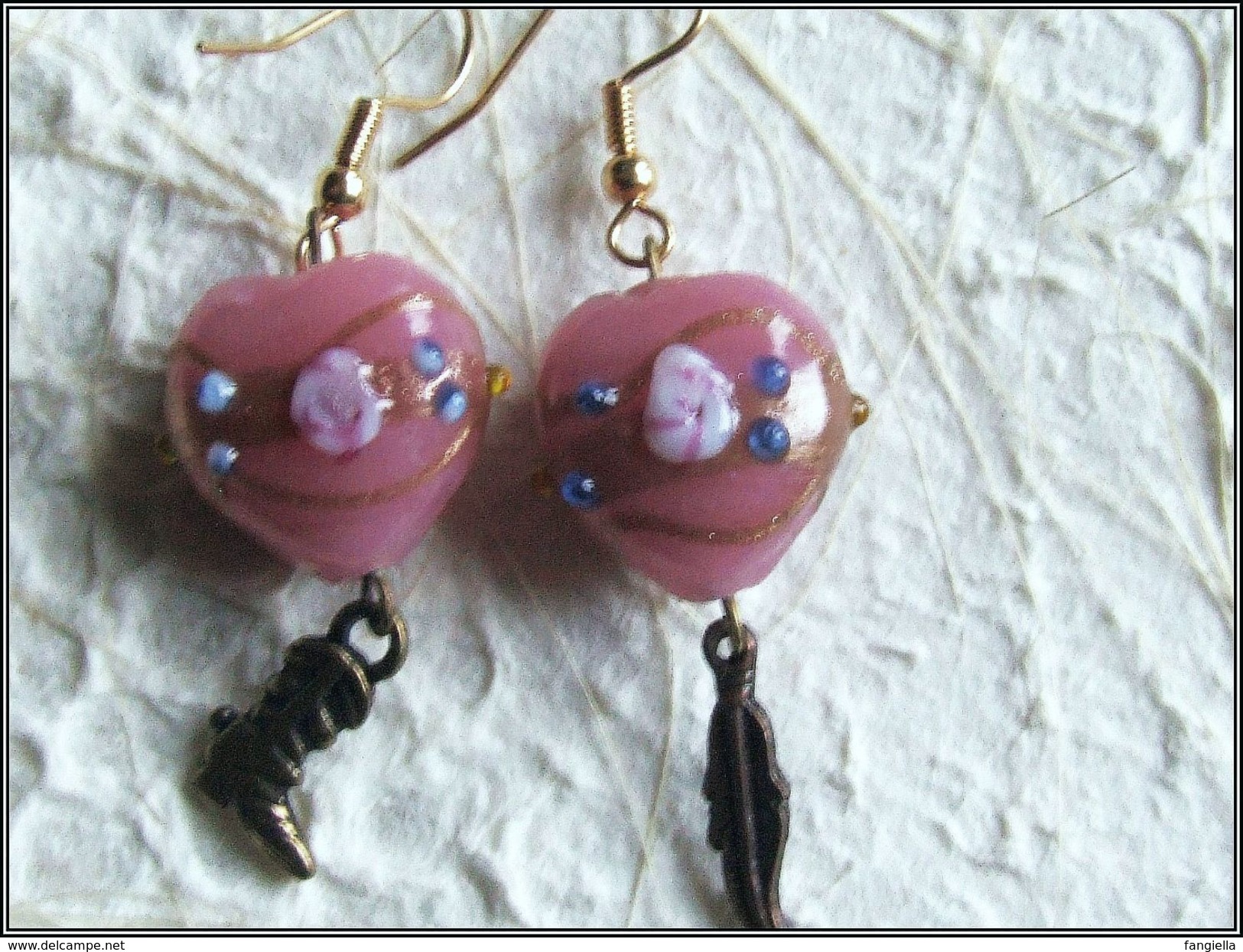 Boucles D'oreilles Perles Artisanales Coeur Rose En Verre Lampwork Botte Western Et Plume  Les Coeurs Font Environ 19x18 - Earrings