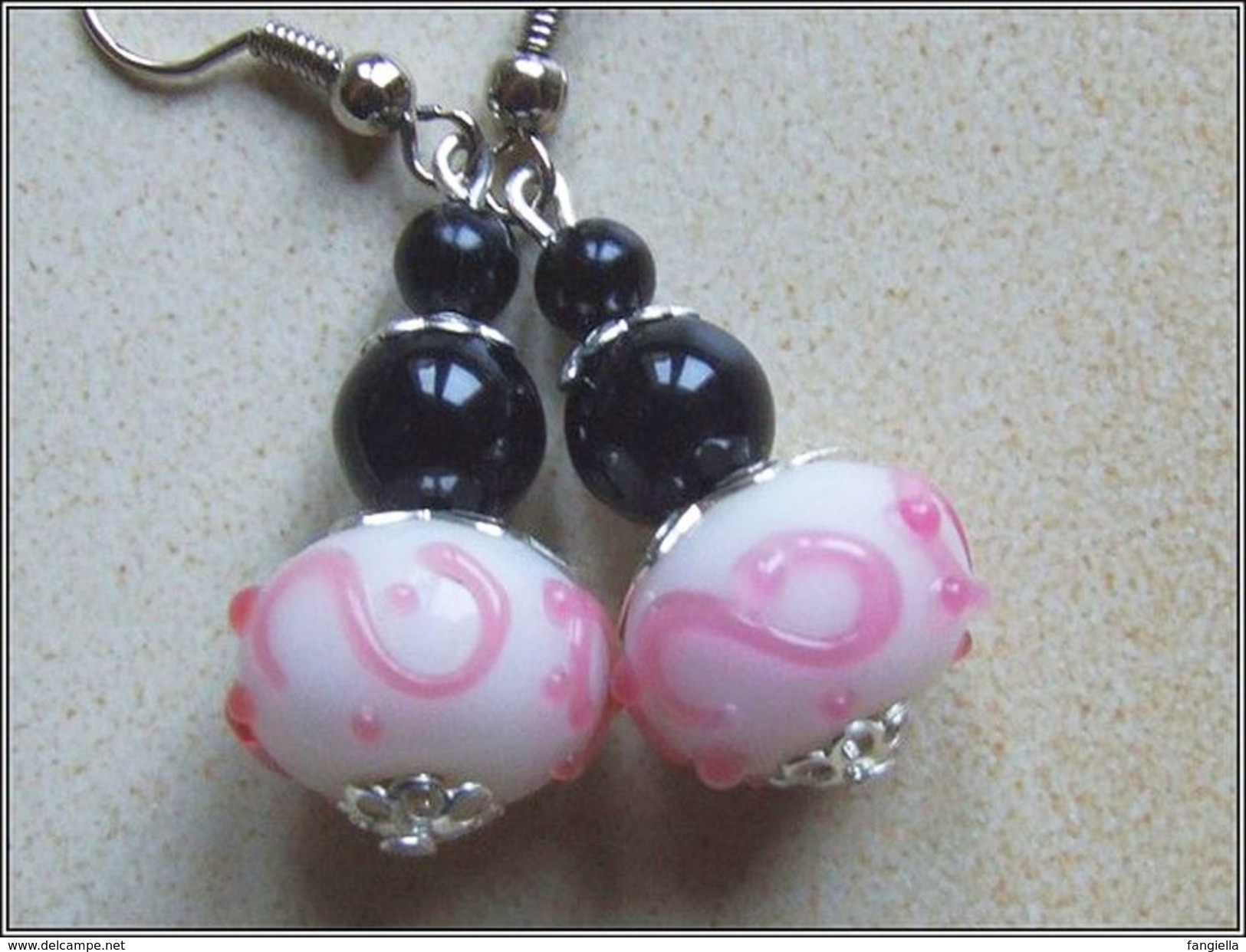 Boucles D'oreilles Roses Blanc Perles En Verre Artisanal Lampwork Et Perles De Verre Noir Hauteur Totale: Environ 44mm - Ohrringe