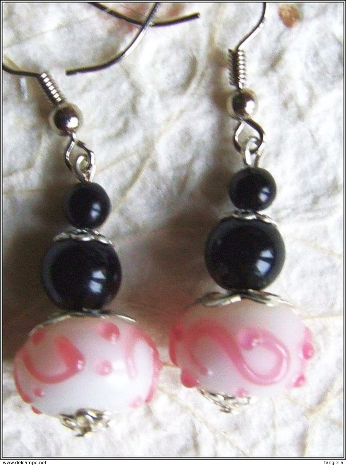 Boucles D'oreilles Roses Blanc Perles En Verre Artisanal Lampwork Et Perles De Verre Noir Hauteur Totale: Environ 44mm - Ohrringe