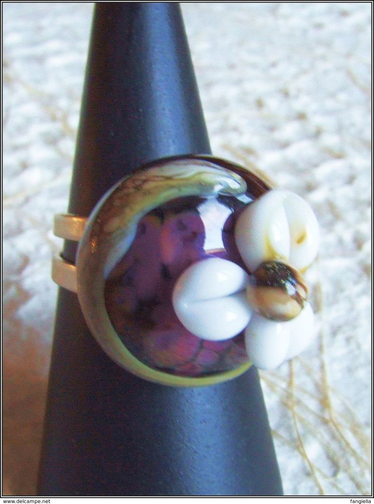 Bague En Verre Artisanal Violet Filé Au Chalumeau Par Une Artiste Fileuse De Verre Sur Anneau Réglable Argenté - Anelli