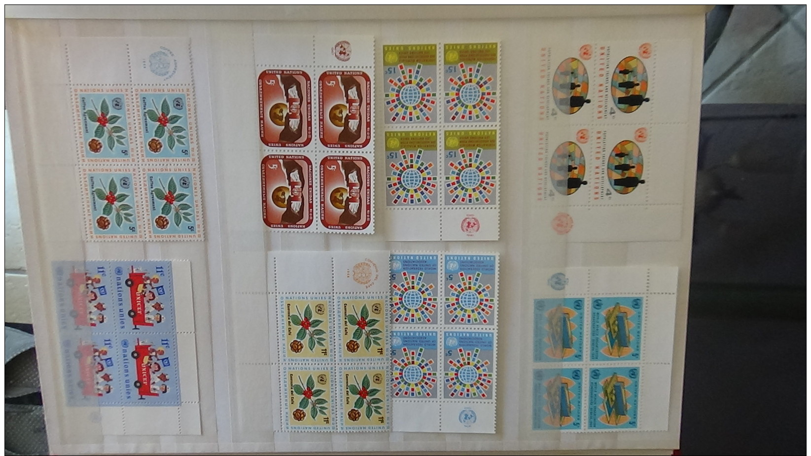 C Belle collection de timbres et blocs ** du monde . A saisir !!!
