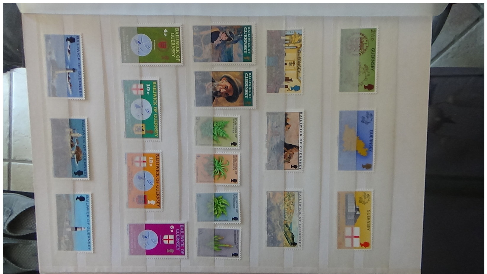 C Belle collection de timbres et blocs ** du monde . A saisir !!!