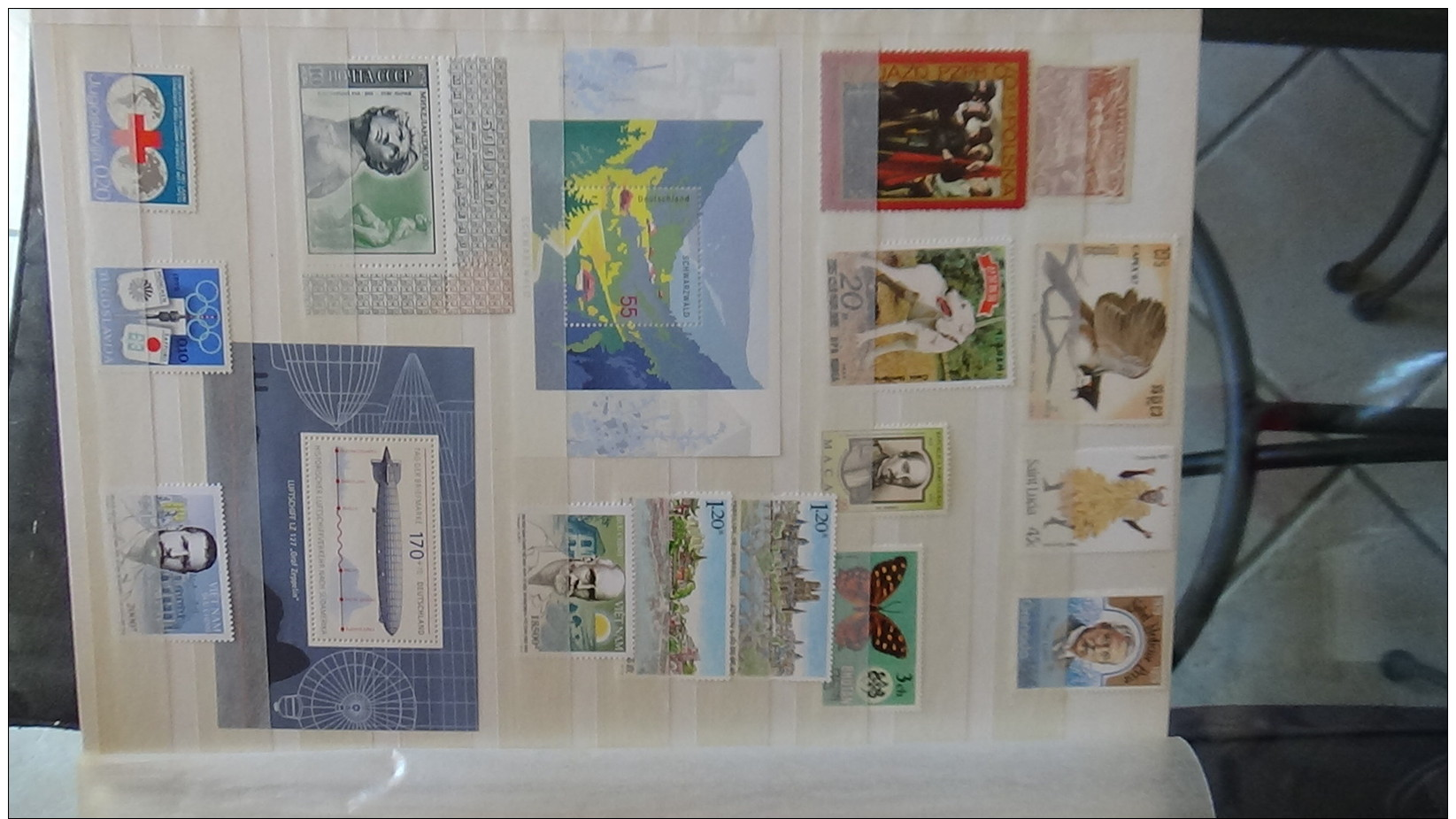 C Belle collection de timbres et blocs ** du monde . A saisir !!!