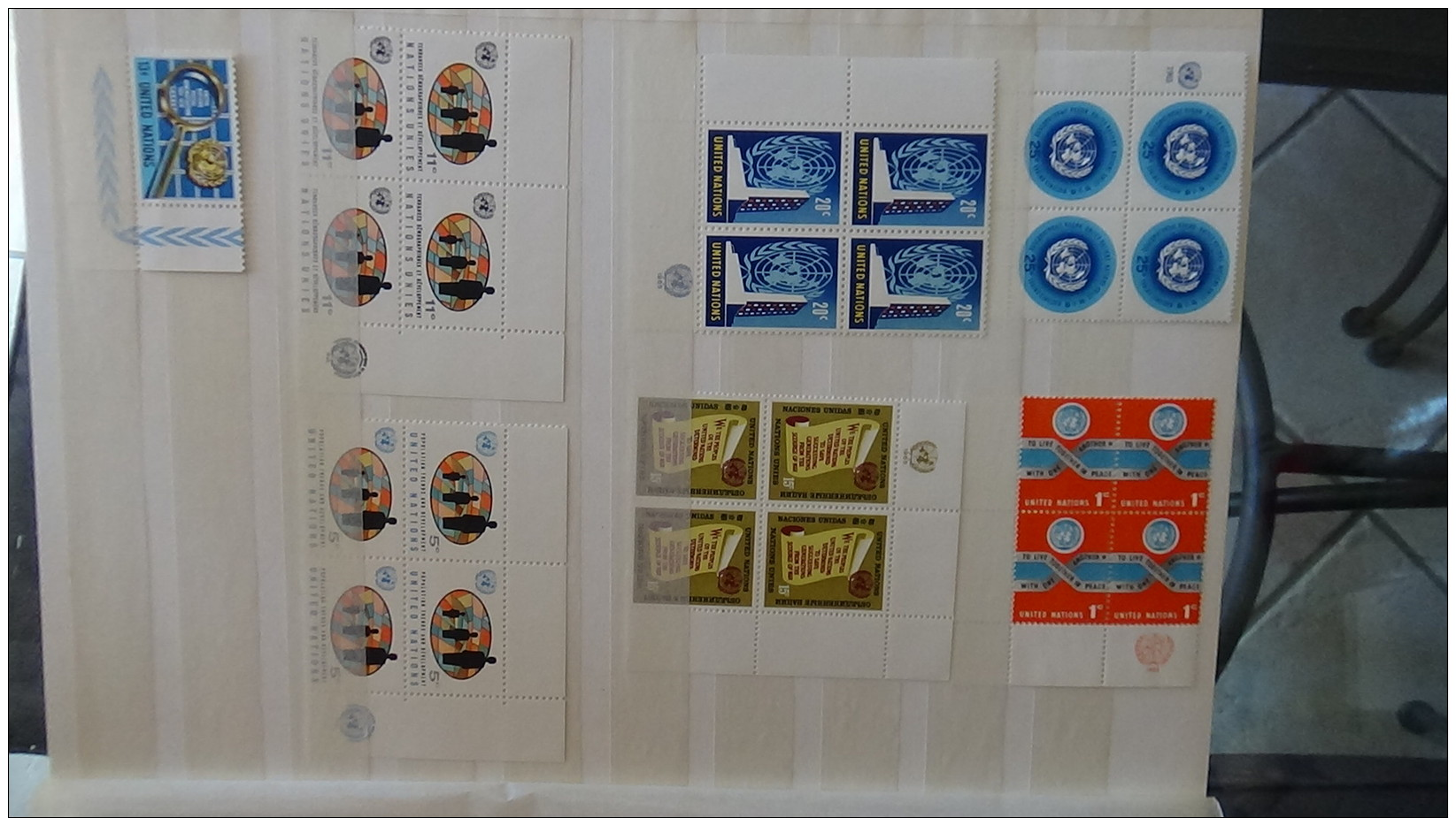 C Belle collection de timbres et blocs ** du monde . A saisir !!!