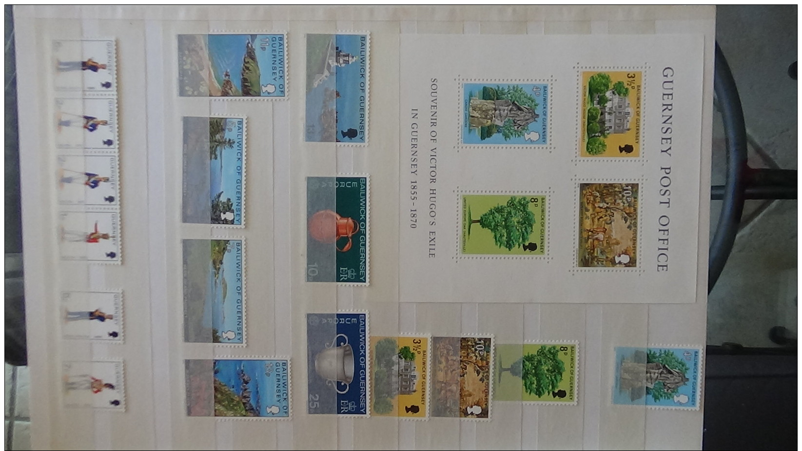 C Belle collection de timbres et blocs ** du monde . A saisir !!!
