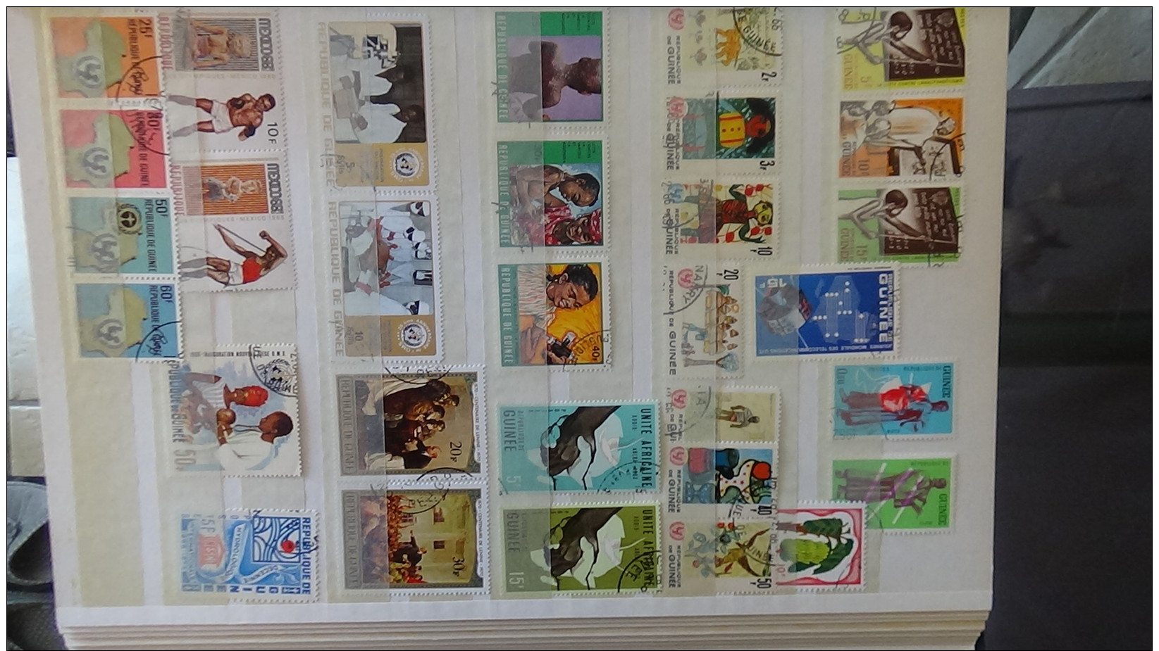 C Belle collection de timbres et blocs oblitérés du monde . A saisir !!!