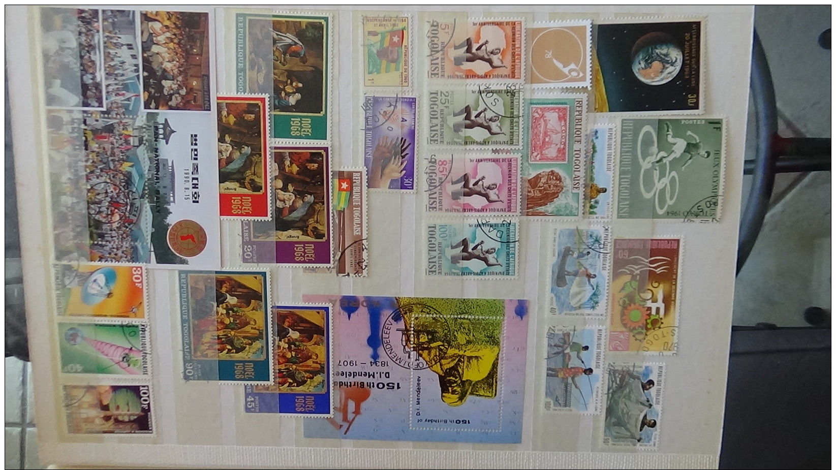 C Belle collection de timbres et blocs oblitérés du monde . A saisir !!!