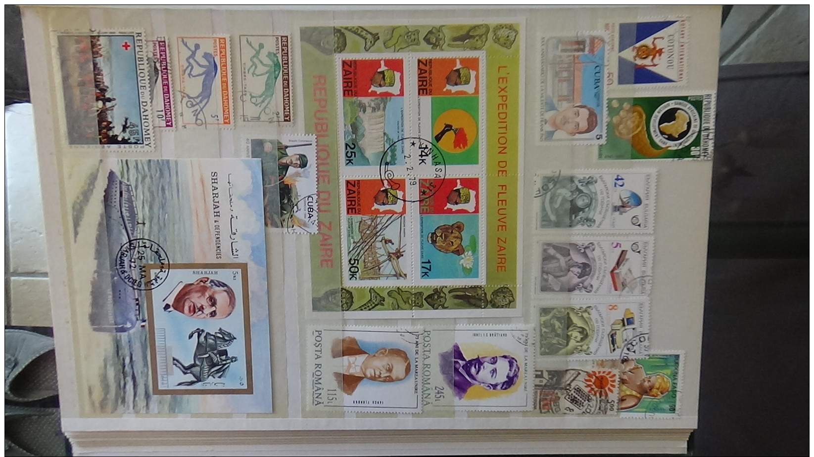 C Belle collection de timbres et blocs oblitérés du monde . A saisir !!!