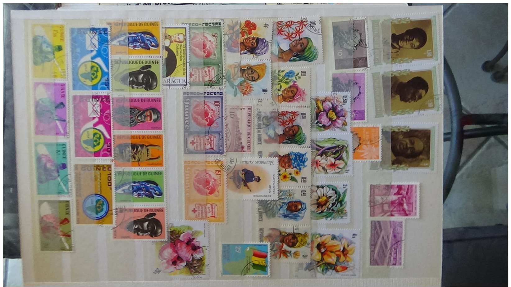 C Belle collection de timbres et blocs oblitérés du monde . A saisir !!!