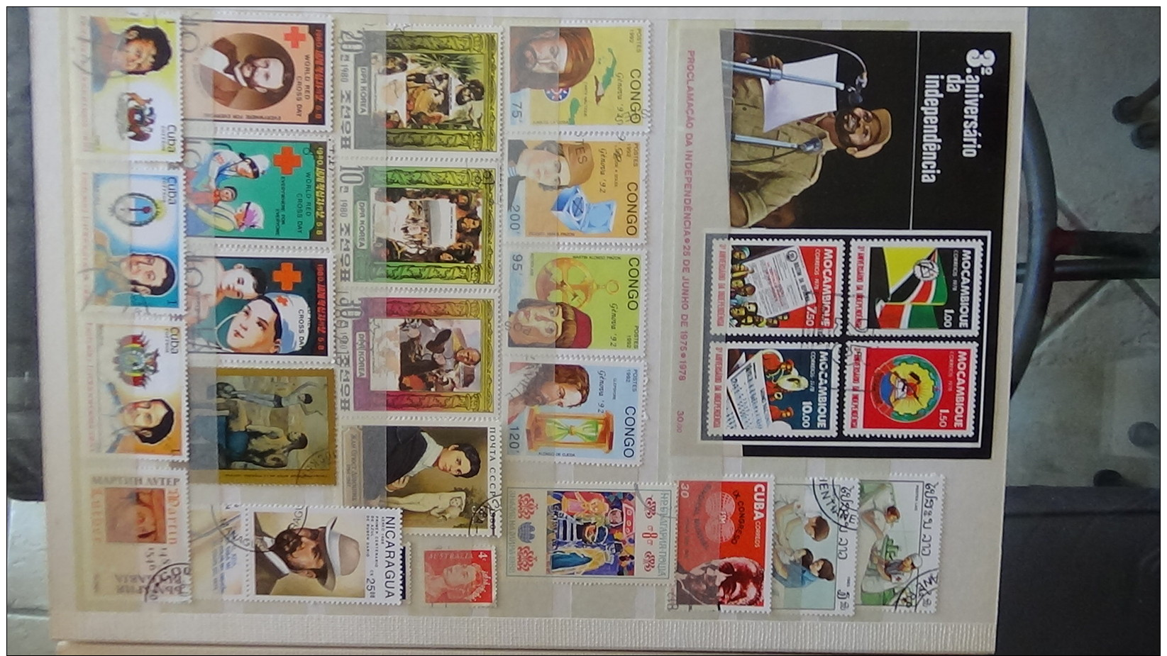 C Belle collection de timbres et blocs oblitérés du monde . A saisir !!!