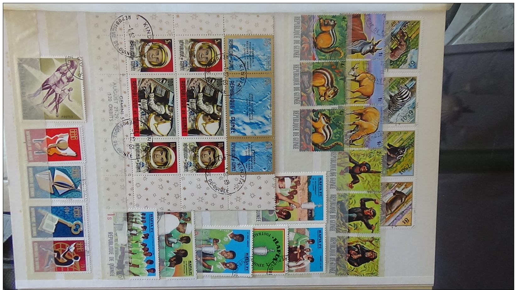 C Belle collection de timbres et blocs oblitérés du monde . A saisir !!!