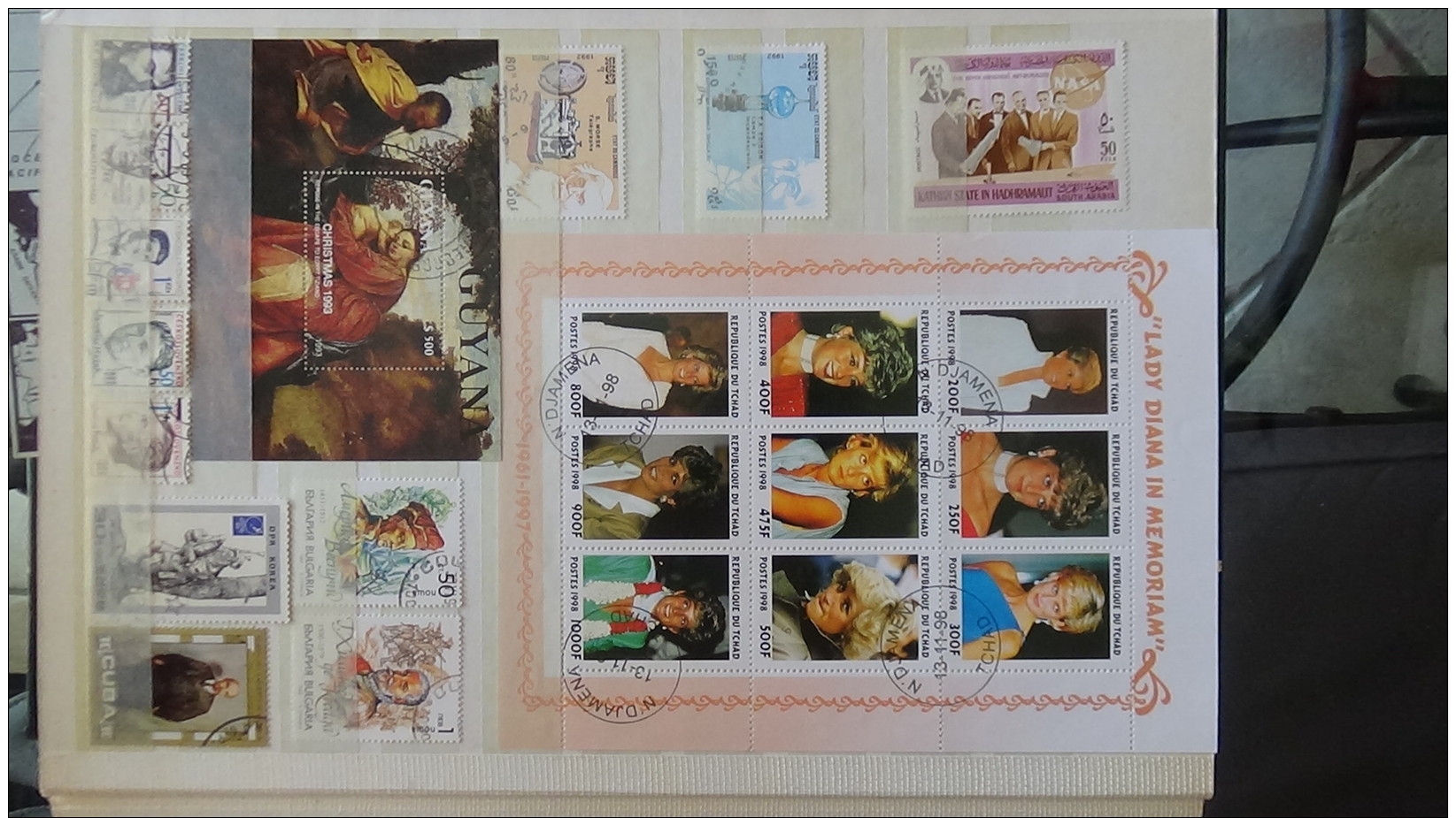 C Belle collection de timbres et blocs oblitérés du monde . A saisir !!!
