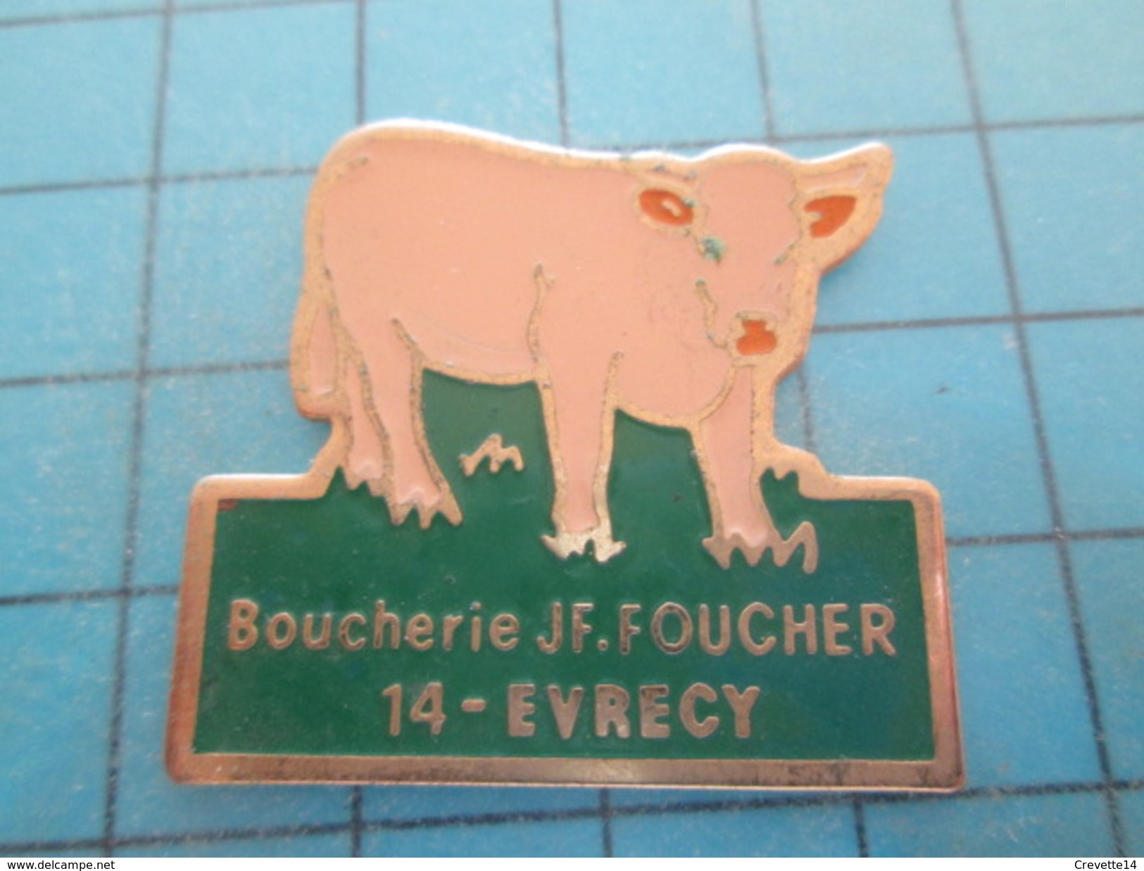 PIN915c Pin's Pins : ANIMAUX : VEAU VACHE BOEUF BOUCHERIE FOUCHER EVRECY  , Rare Et De Belle Qualité !!! - Animaux