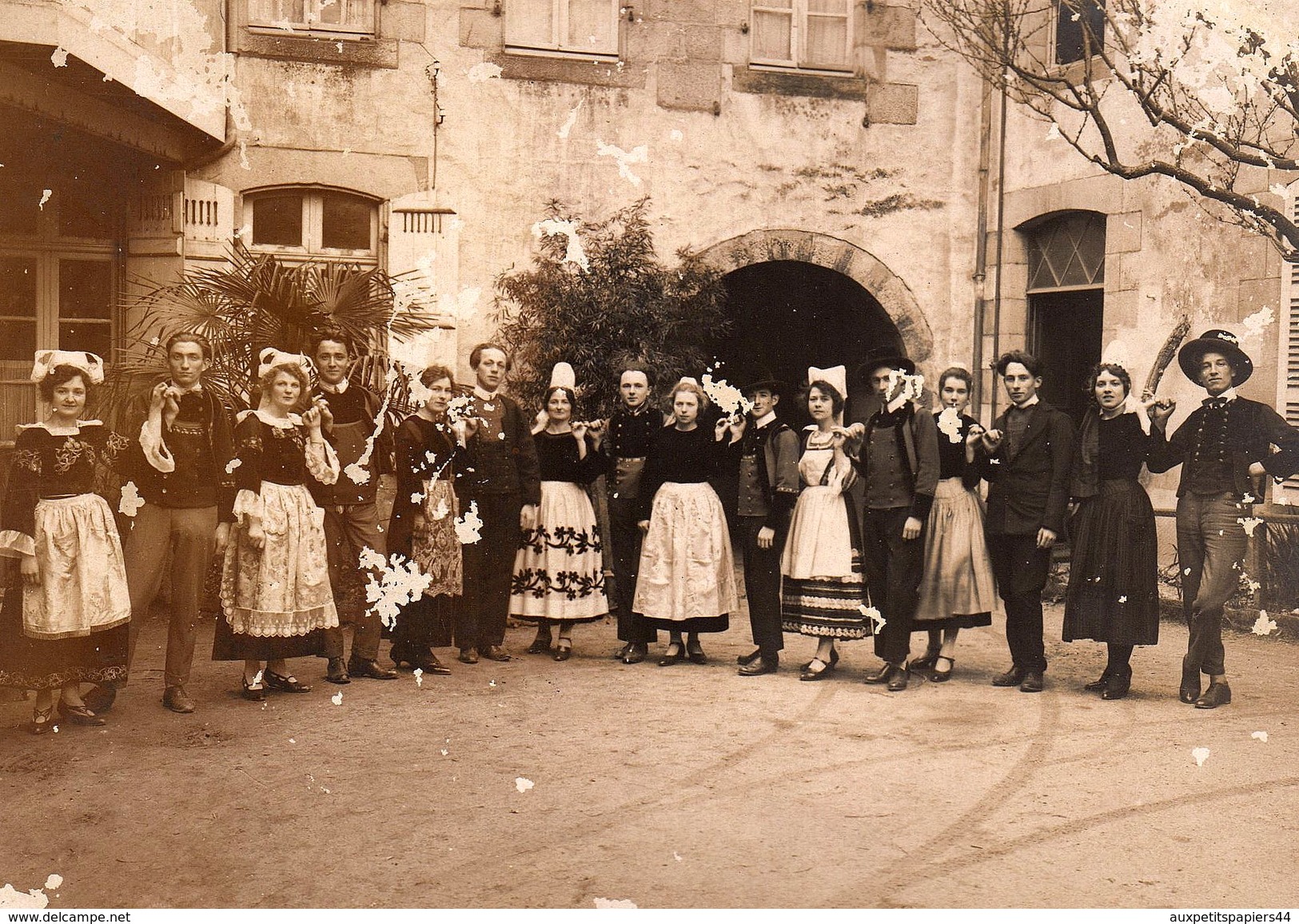 2 Grandes Photos Originales Culture Bretonne Quasi Simultanées, Costumes Traditionnels, Coiffes Robes & Habits De Fête. - Anonymous Persons