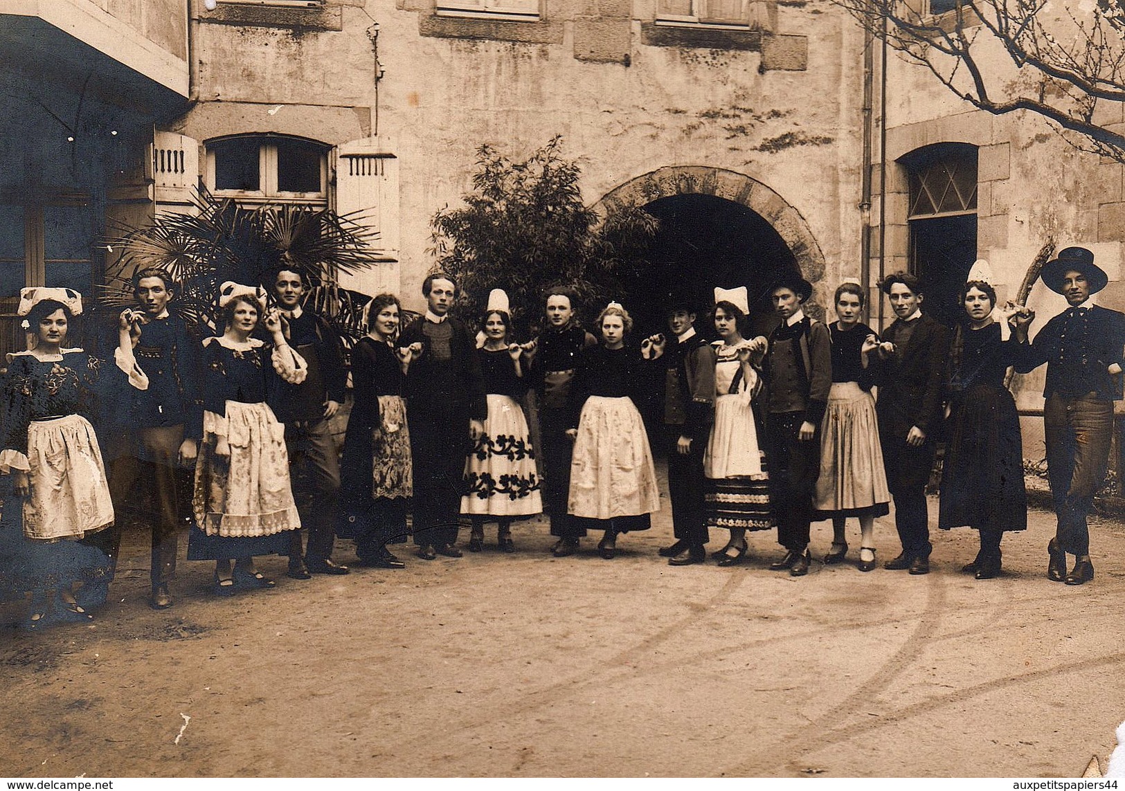 2 Grandes Photos Originales Culture Bretonne Quasi Simultanées, Costumes Traditionnels, Coiffes Robes & Habits De Fête. - Anonymous Persons