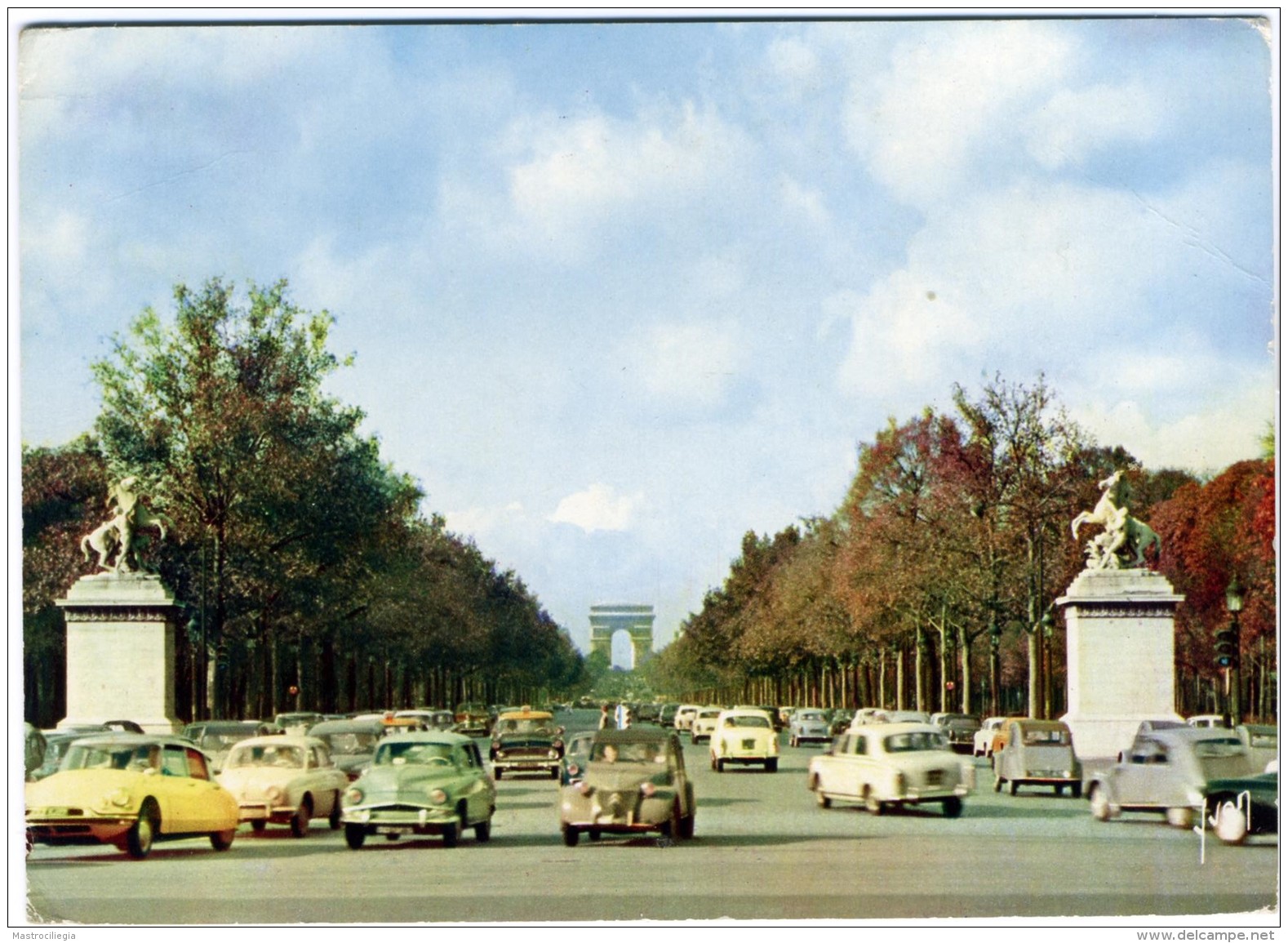 PARIS  Voiture  Citroen Diane DS  Peugeot - Turismo