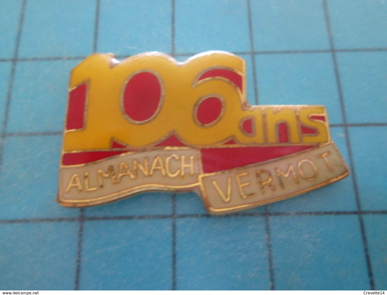 Pin615c Pin's Pins / MEDIAS : PRESSE ANNIVERSAIRE 106 ANS DE L'ALMANACH VERMOT , Belle Qualité Et Rare !!! - Medias