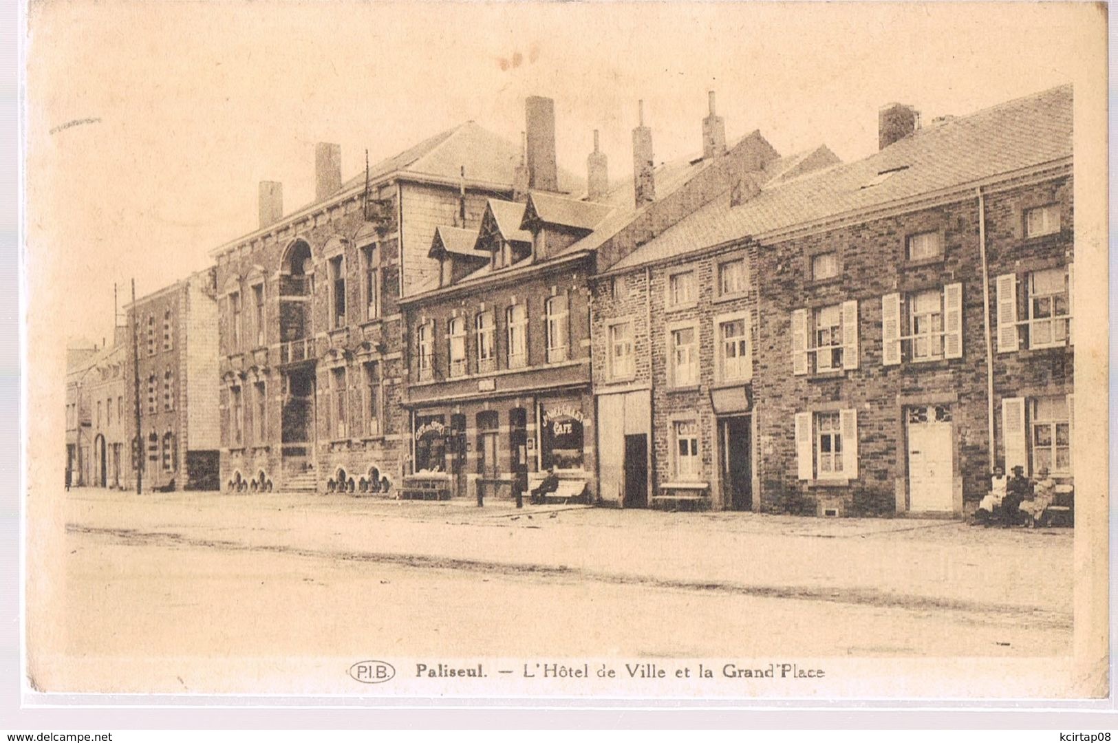 PALISEUL . L'Hôtel - De - Ville Et La Grand'Place . - Paliseul