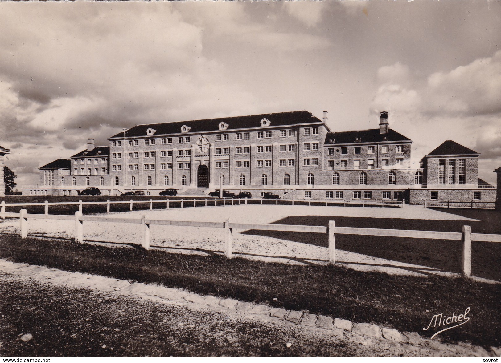 EGLETONS. - Ecole Nationale Professionnelle. CPM Dentelée RARE - Egletons