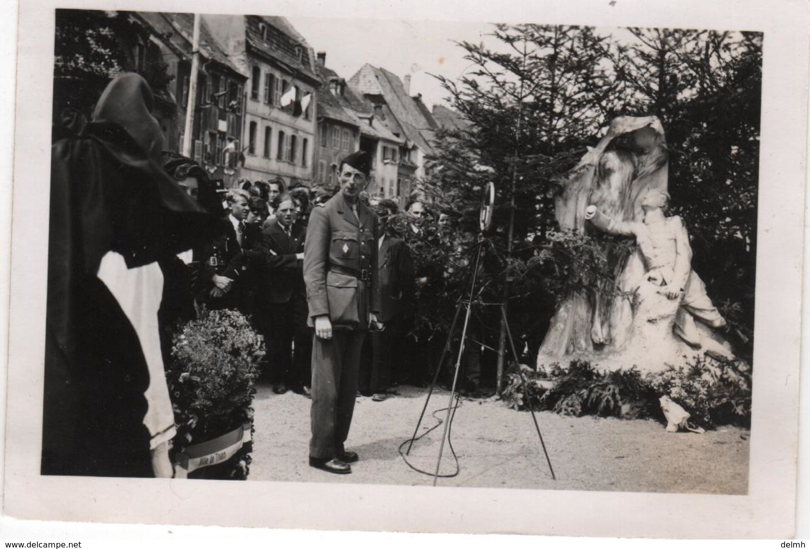 Photo Originale THANN Fêtes De La Libération 30 Juin1945 Militaria Personnalité à Identifier Monument Chardon Sans Main - Guerre, Militaire