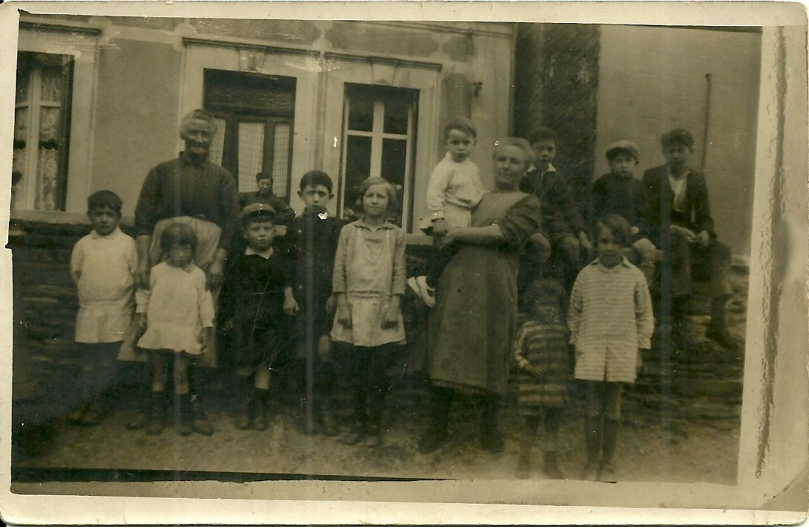 Carte-photo - Une Famille De CHATEAU REGNAULT - Other & Unclassified