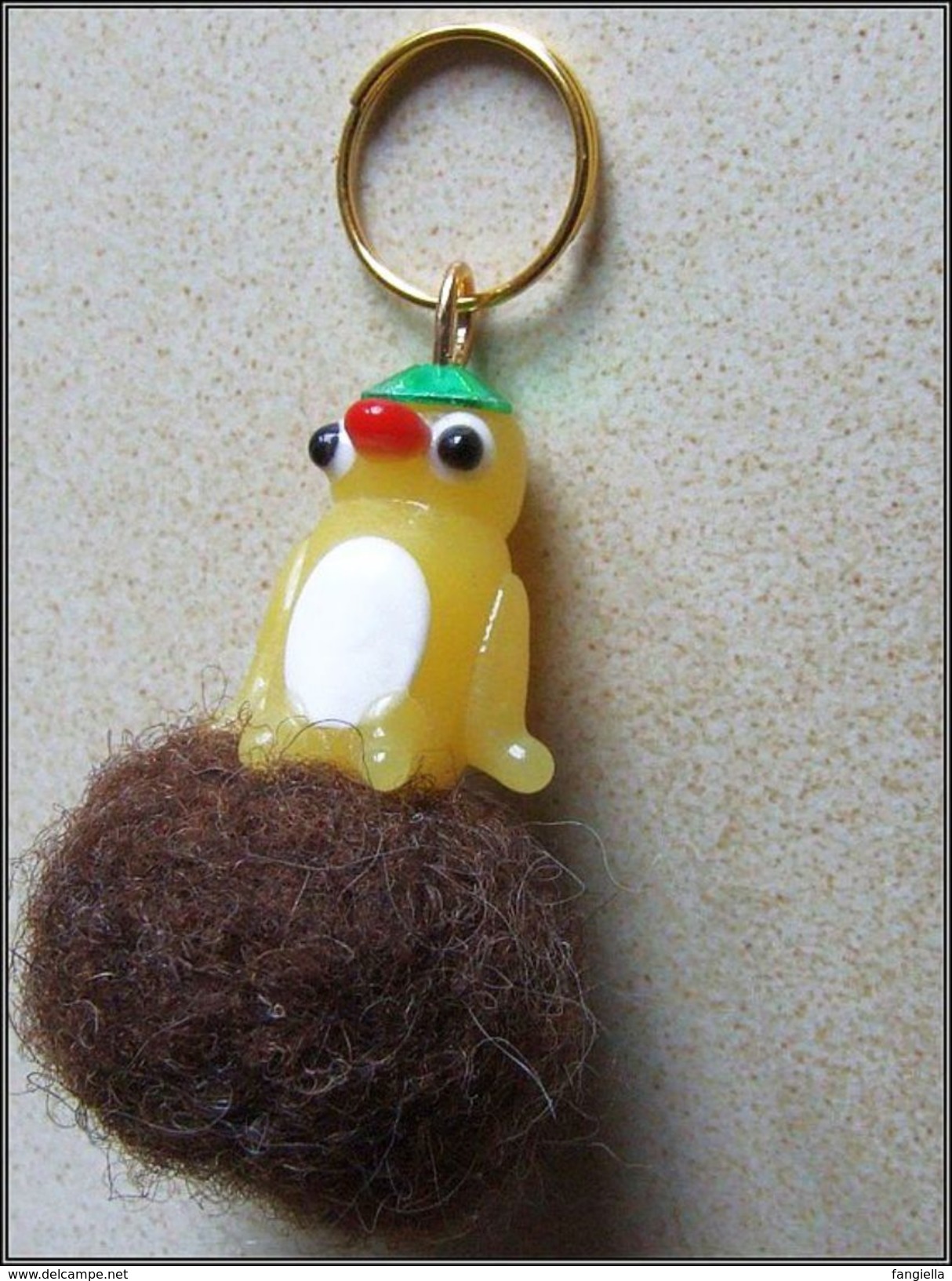 Bijou De Sac Pingouin Jaune Verre Artisanal Pompon Brun En Laine Feutrée à L'aiguille  Un Petit Pingouin Artisanal Qui V - Sonstige & Ohne Zuordnung