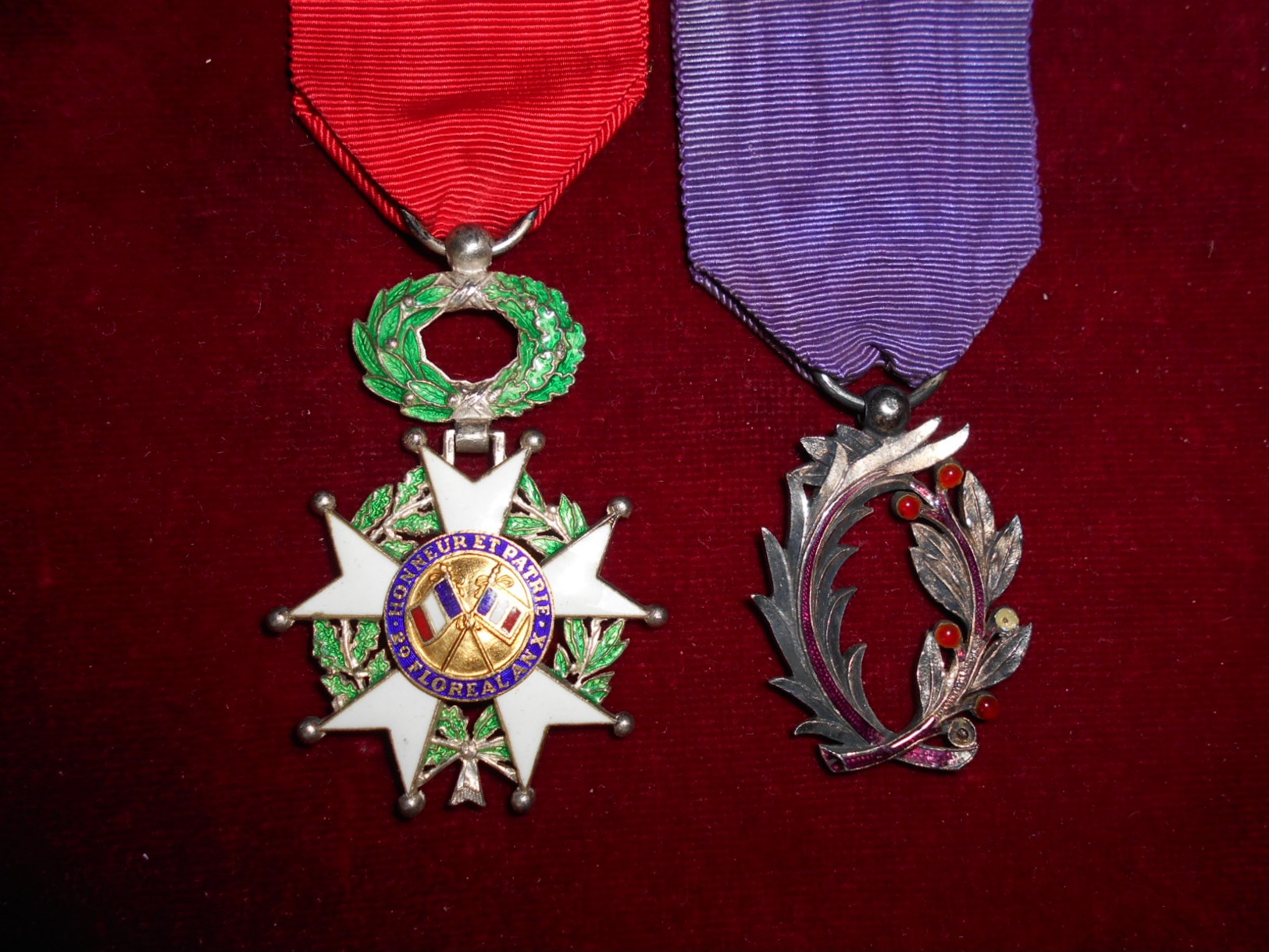 LOT DECORATIONS LEGION D HONNEUR EN L ETAT ET PALMES ACADEMIQUES EN L ETAT - Francia