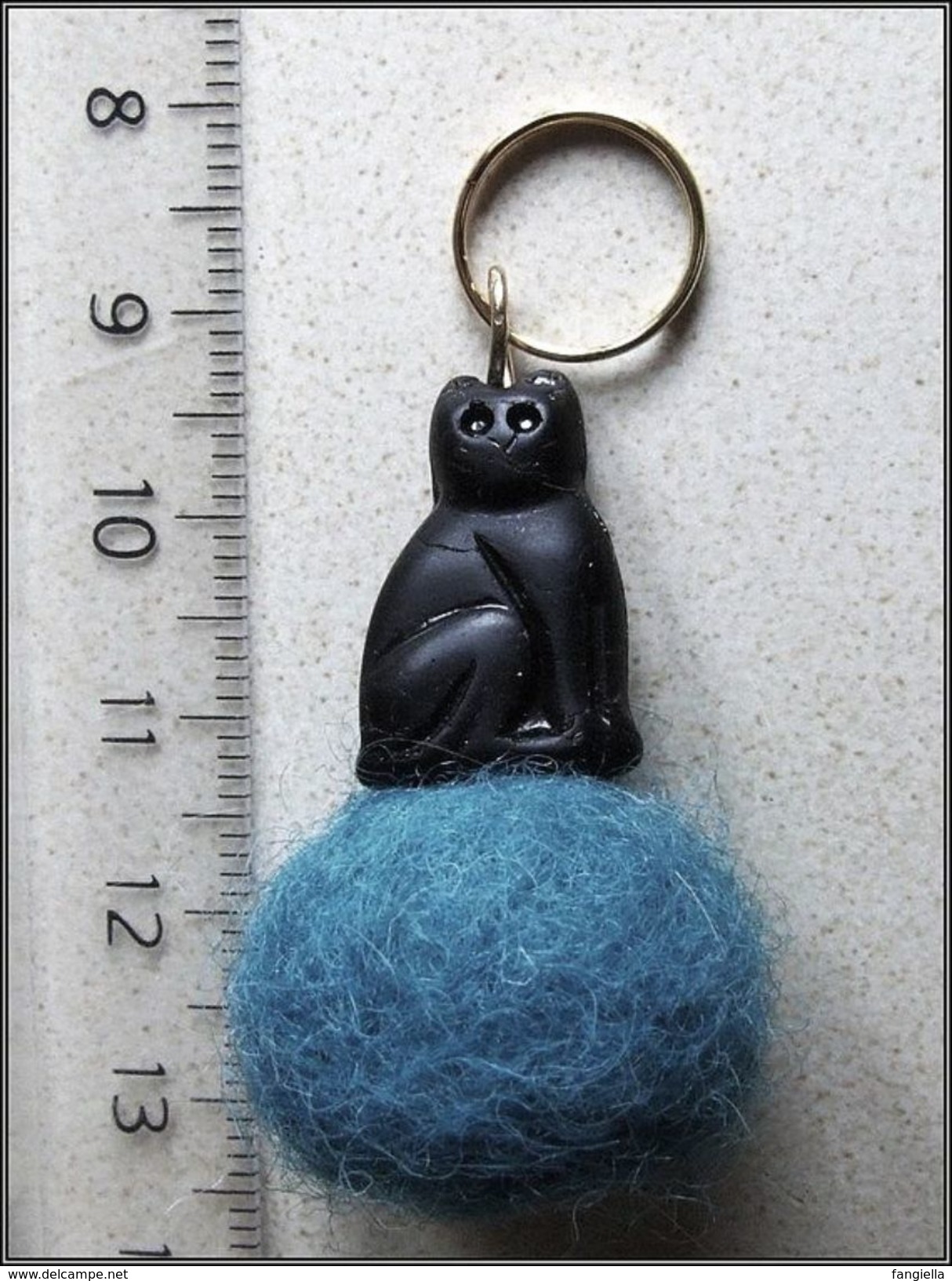 Bijou De Sac Chat Noir Sur Pompon Bleu Canard En Laine Feutrée à L'aiguille  Un Petit Chat à Emporter Partout Avec Vous. - Sonstige & Ohne Zuordnung