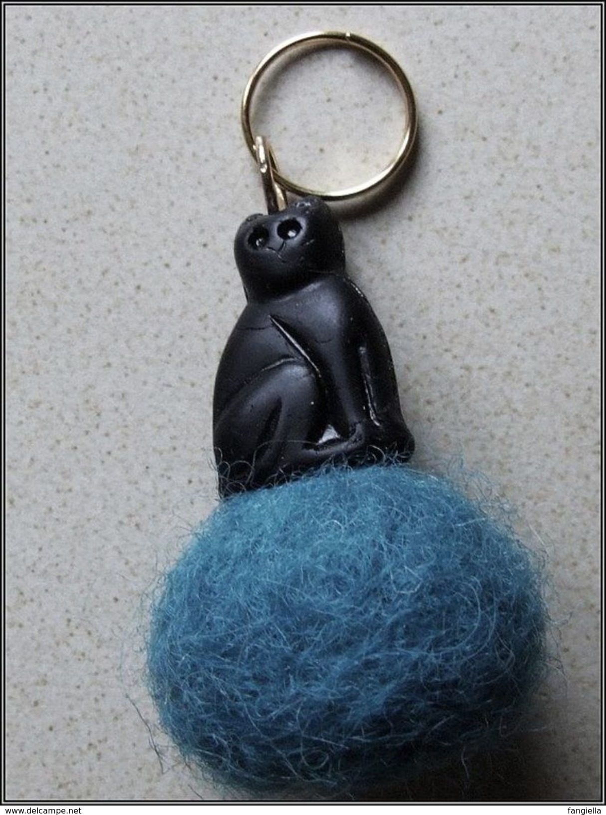 Bijou De Sac Chat Noir Sur Pompon Bleu Canard En Laine Feutrée à L'aiguille  Un Petit Chat à Emporter Partout Avec Vous. - Autres & Non Classés