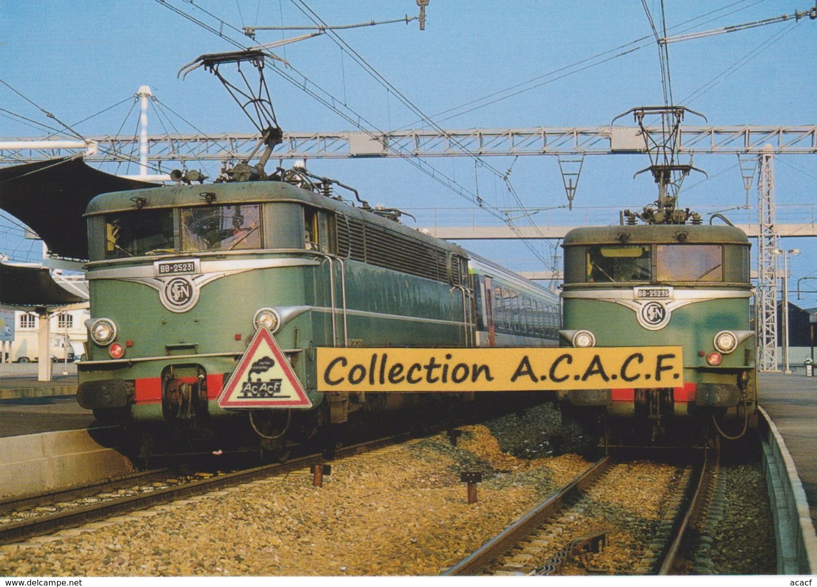 Deux BB 25200 Avec Leur Train Respectif, En Gare Du Mans (72) - - Trenes