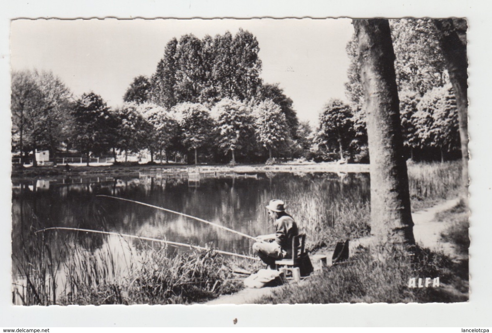 91 - ORSAY / UN PECHEUR A LA LIGNE SUR LE LAC - Orsay