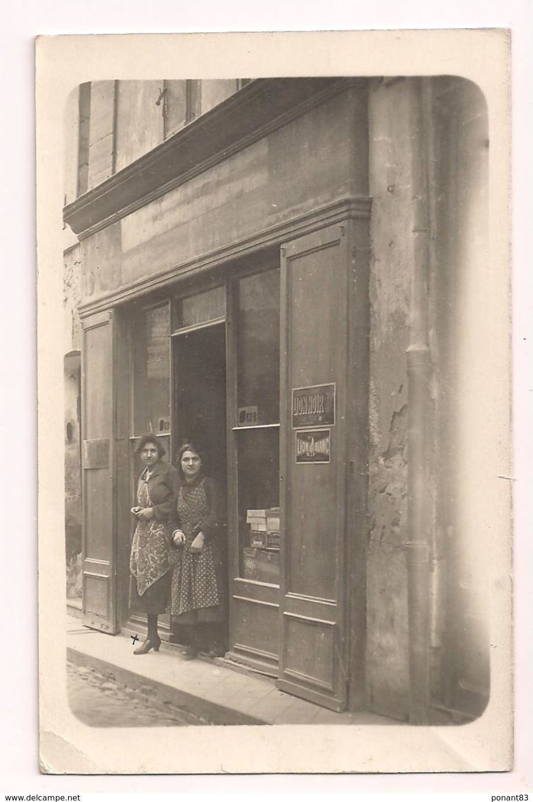 Carte Photo De 2 Femmes Devant Un Magasin D'épicerie - Pub Lion Noir, Lion Blanc Et Kub - à Situer - - Magasins