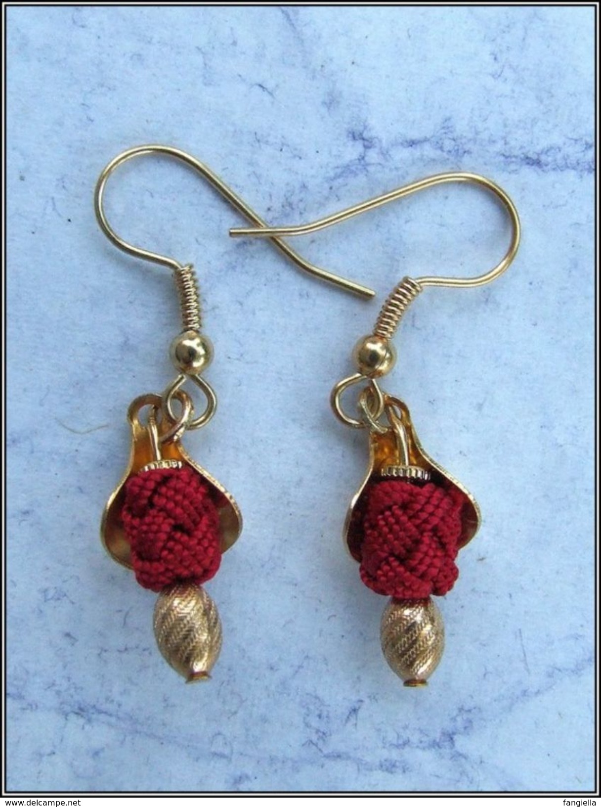 Boucles D'oreilles Artisanales Pompon Rouge Et Accessoires Dorés  Les Pompons Utilisés Ont été Réalisés à La Main Par Un - Oorringen