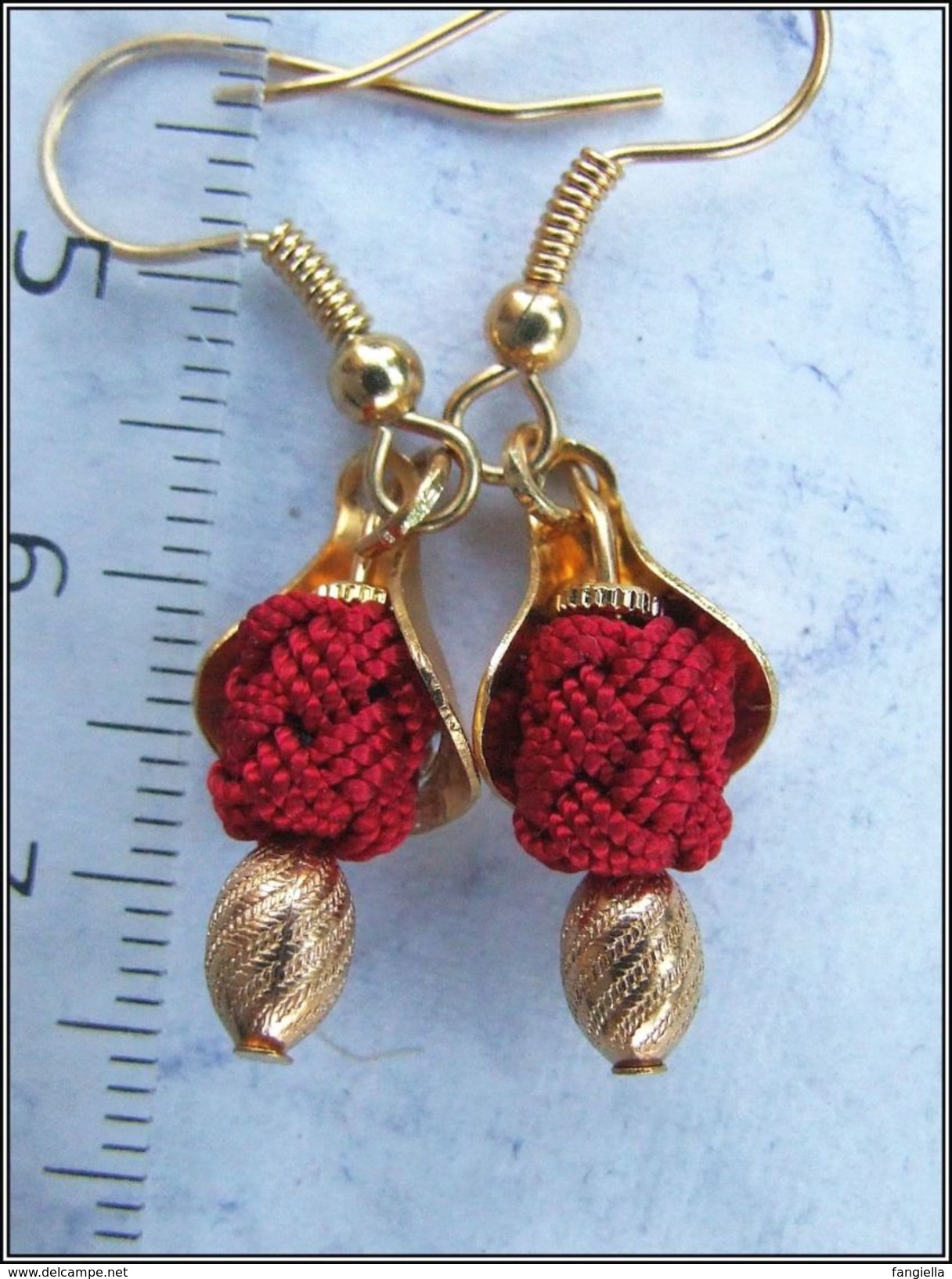 Boucles D'oreilles Artisanales Pompon Rouge Et Accessoires Dorés  Les Pompons Utilisés Ont été Réalisés à La Main Par Un - Earrings