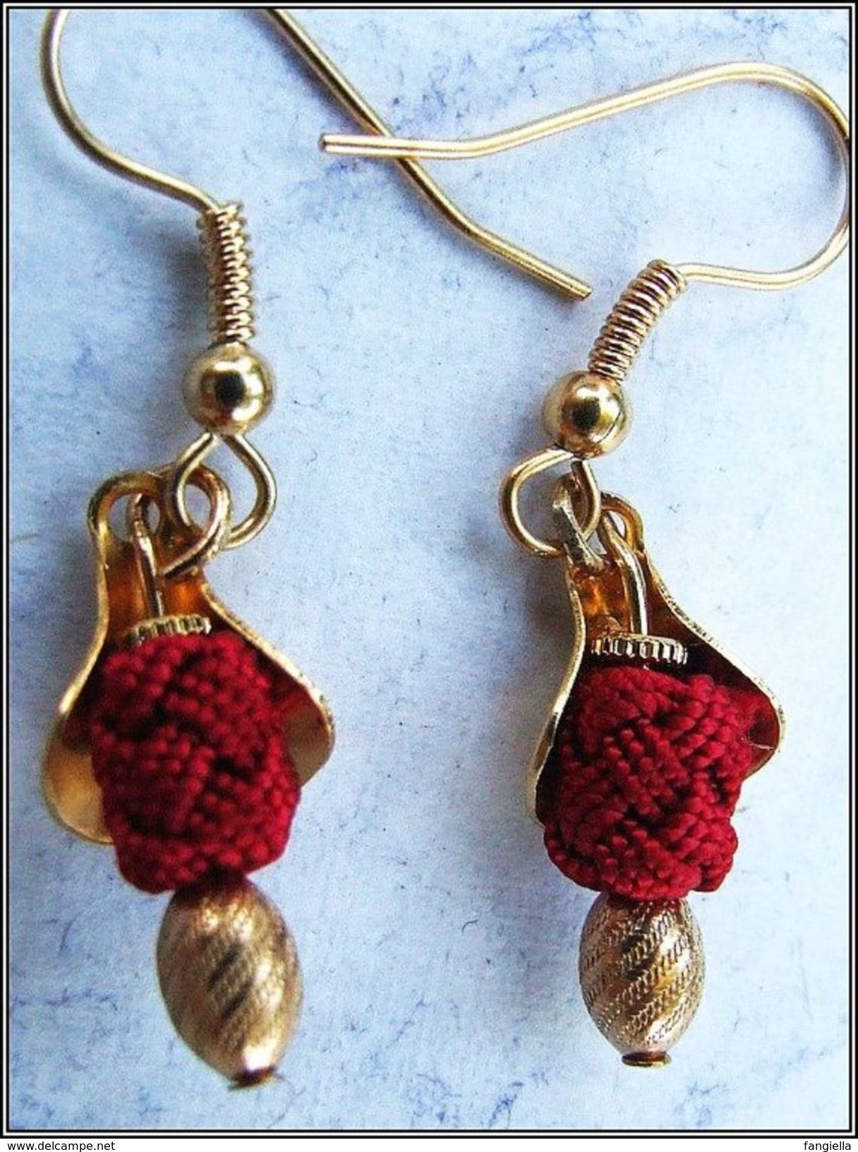 Boucles D'oreilles Artisanales Pompon Rouge Et Accessoires Dorés  Les Pompons Utilisés Ont été Réalisés à La Main Par Un - Aretes