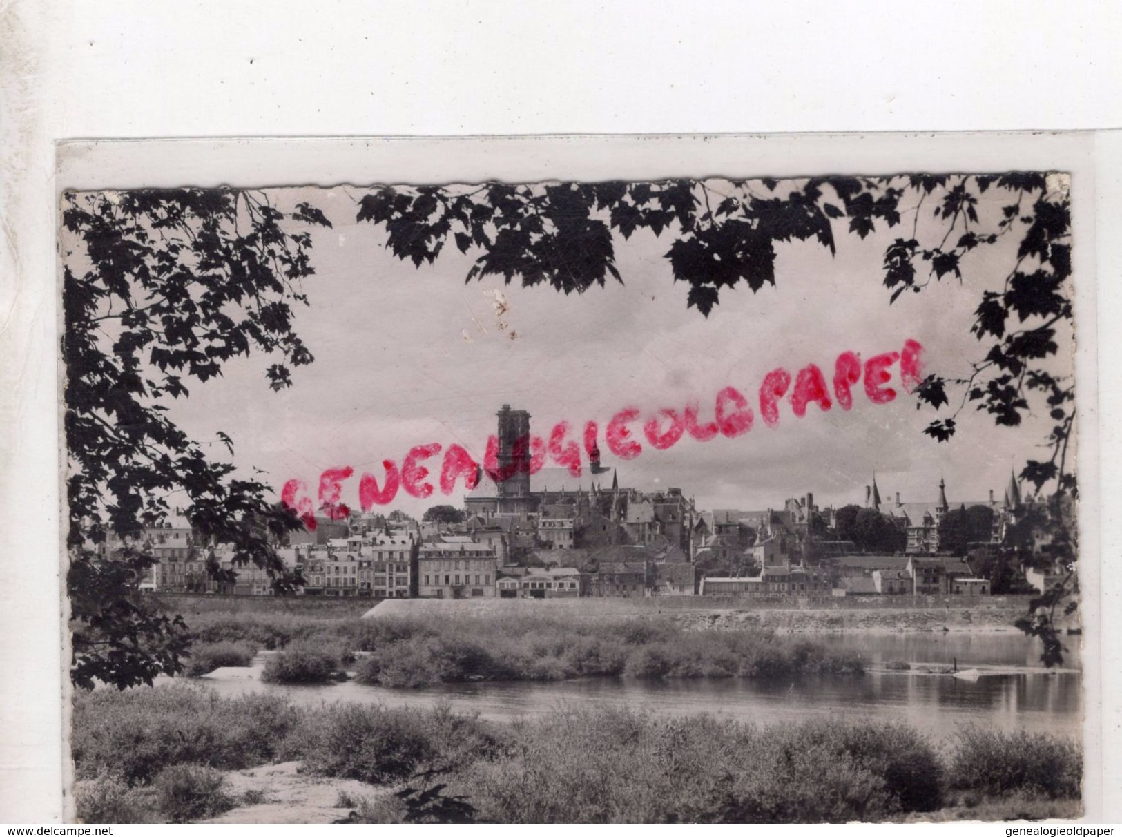 58 - NEVERS - VUE SUR LES QUAIS ET LA CATHEDRALE -  1951 - Nevers