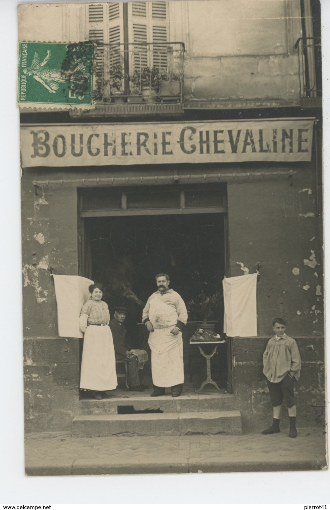 PHOTOS - COMMERCES - BOUCHERIE - Belle Carte Photo Famille De Bouchers Posant Devant La BOUCHERIE CHEVALINE (non Située) - Photos