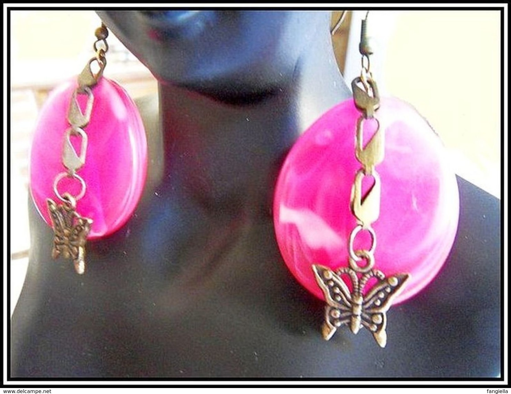 Boucles D'oreilles Rose En Acrylique Et Papillon Enchaîné. Un Petit Plaisir à Se Faire Ou à Offrir! - Ohrringe