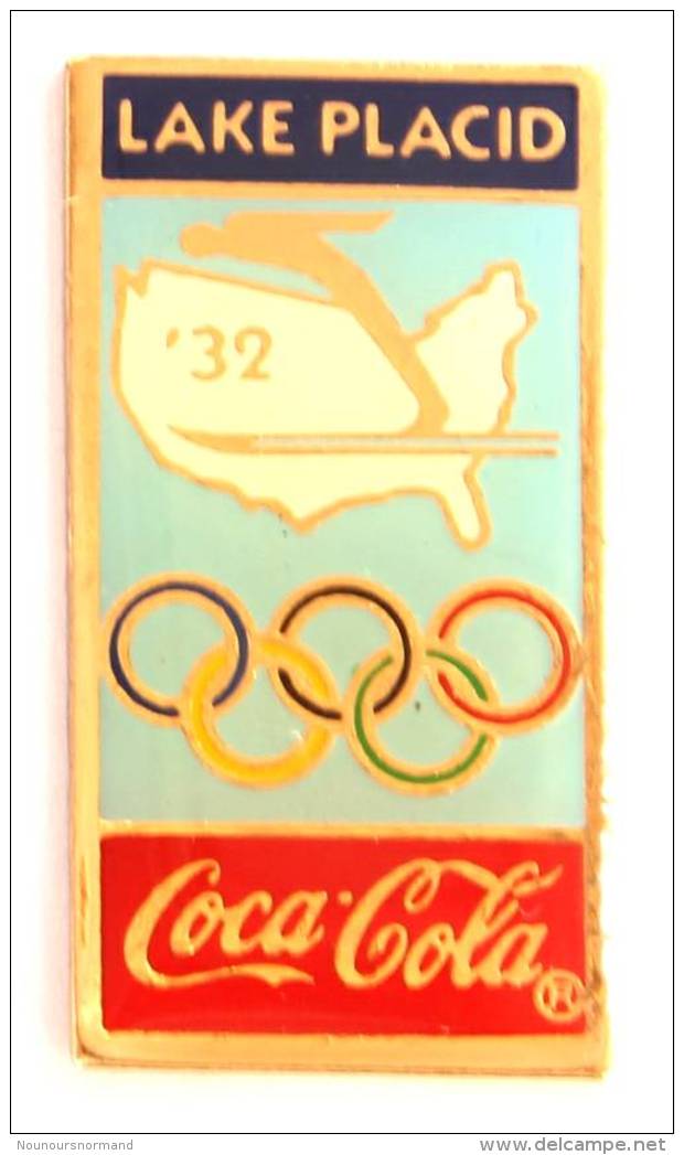 Pin's COCA COLA - 3° J.O D'hiver LAKE PLACID 1932 - Skieur - Carte Des USA - Anneaux Olympiques - Premier - G847 - Coca-Cola