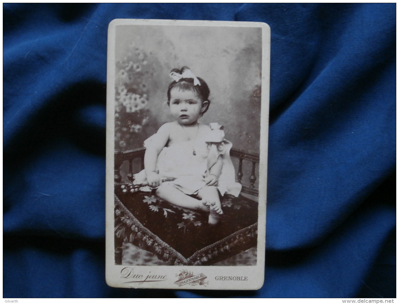 Photo CDV Duc Jeune à Grenoble - Bébé Avec Hochet à La Main Vers 1895 L324 - Antiche (ante 1900)