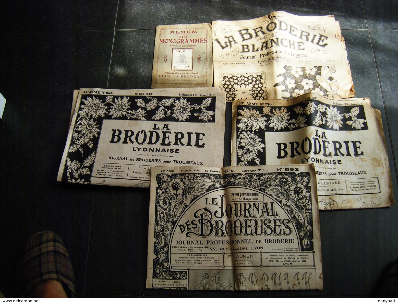 BRODERIE LOT 2X BRODERIE LYONNAISE 1X BRODERIE BLANCHE 1X LE JOURNAL DES BRODEUSES 1X MONOGRAMMES 1920 A 1944 - Point De Croix