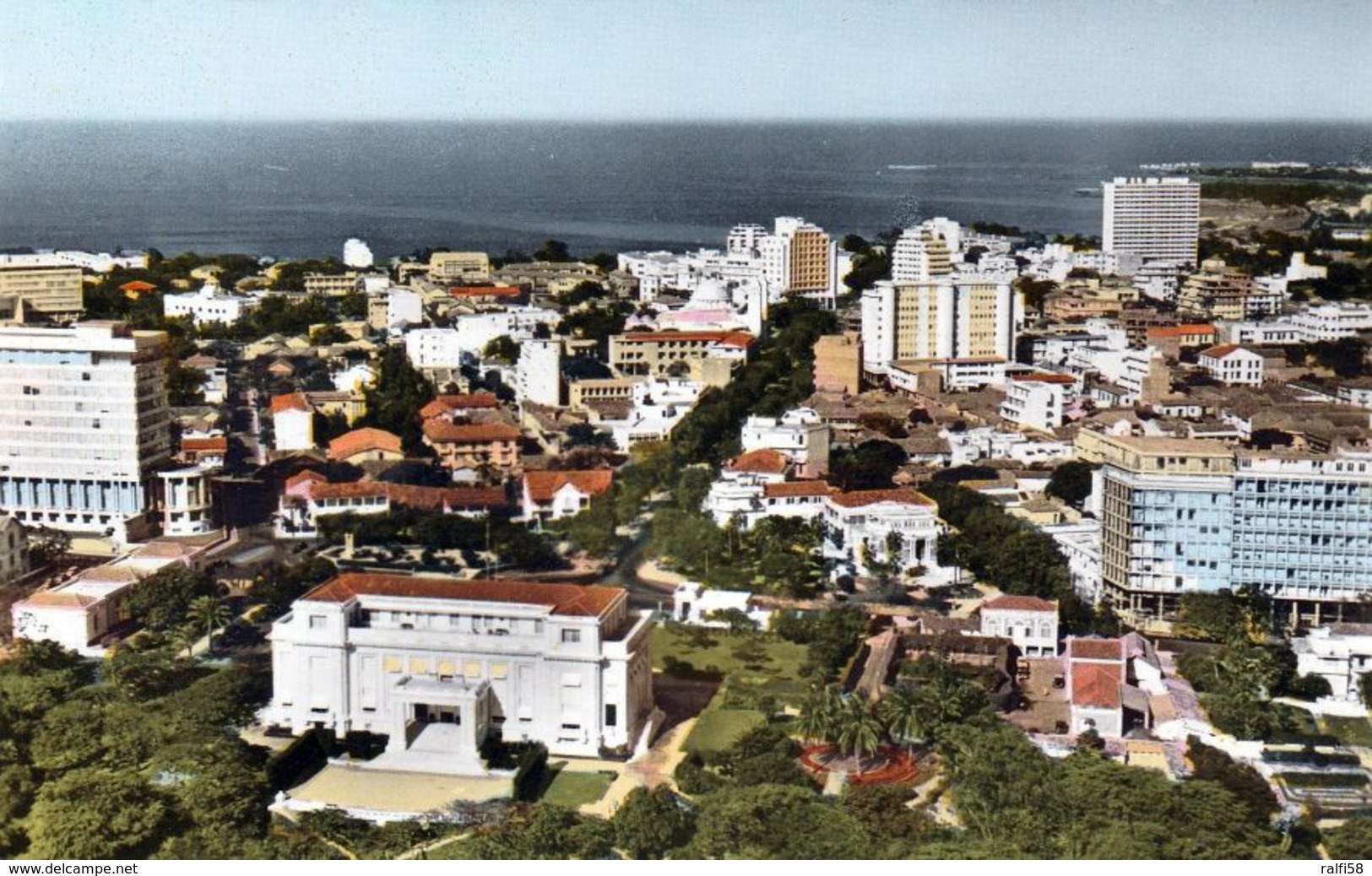 1 AK Senegal * Blick Auf Dakar - Im Vordergrund Der Palast Des Präsidenten - Karte Aus Den 50iger Jahren - HOA-QUI Karte - Senegal
