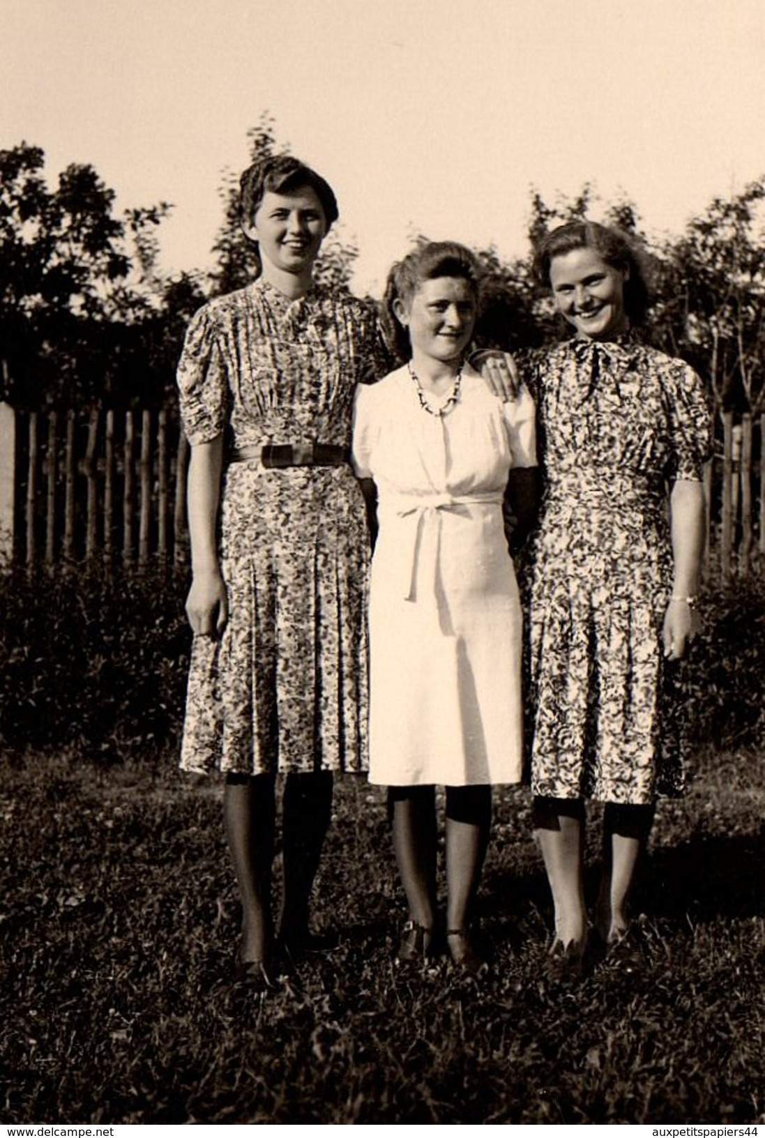 Photo Originale Les Soeurs Pin-up Au Jardin Vers 1940 - Pin-up