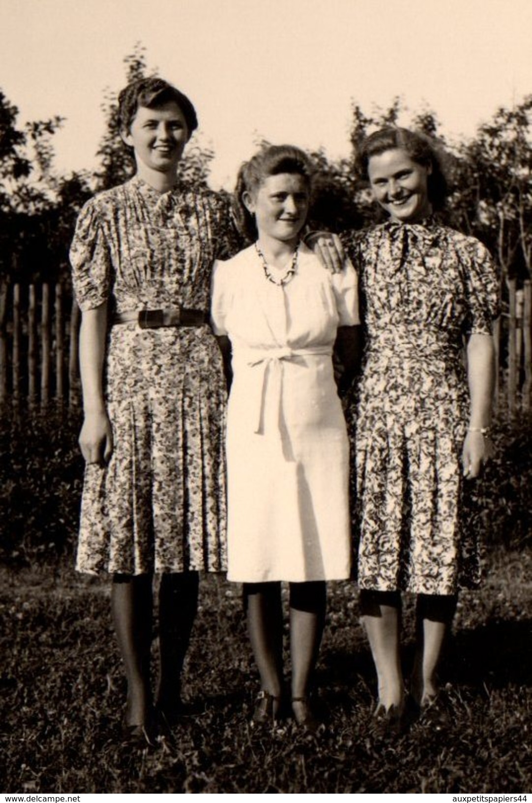 Photo Originale Les Soeurs Pin-up Au Jardin Vers 1940 - Pin-up