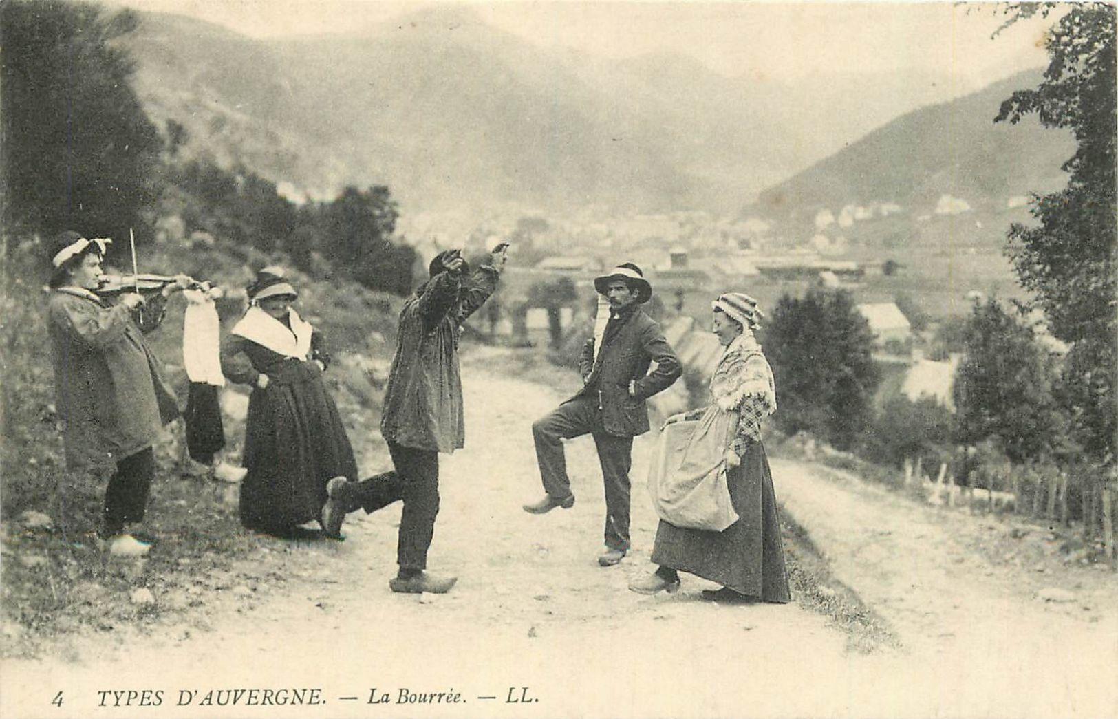 LOT N° 47    - lot de 20 cartes postales anciennes auvergne pittoresque ,  animations,   tous les scans visibles