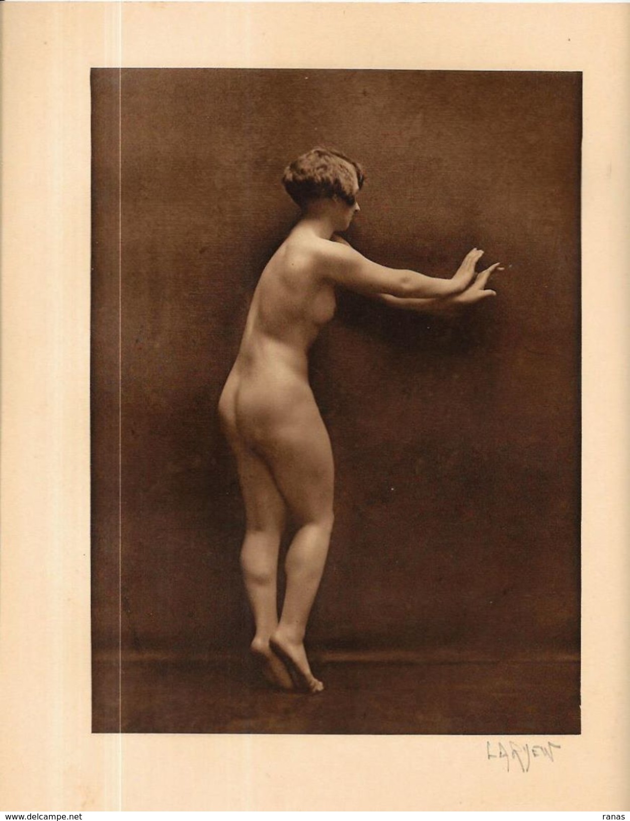 Gravure Nu Féminin Académique Femme Nue érotisme Signé Au Crayon LARYEW 22 X 28 Le Trait Sur La Gravure Provient Du Scan - Plakate