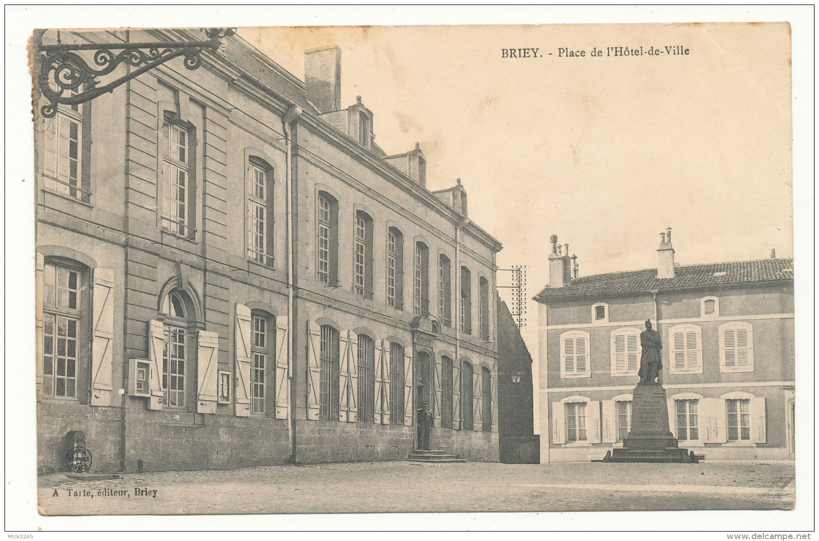 Briey - Place De L'Hôtel-de-Ville - A.Tarte éditeur - Briey