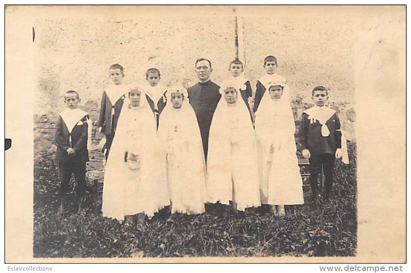 Thème  Communion        Groupe De Communiants Communiantes Et Curé   Carte Photo    (voir Scan) - Communie