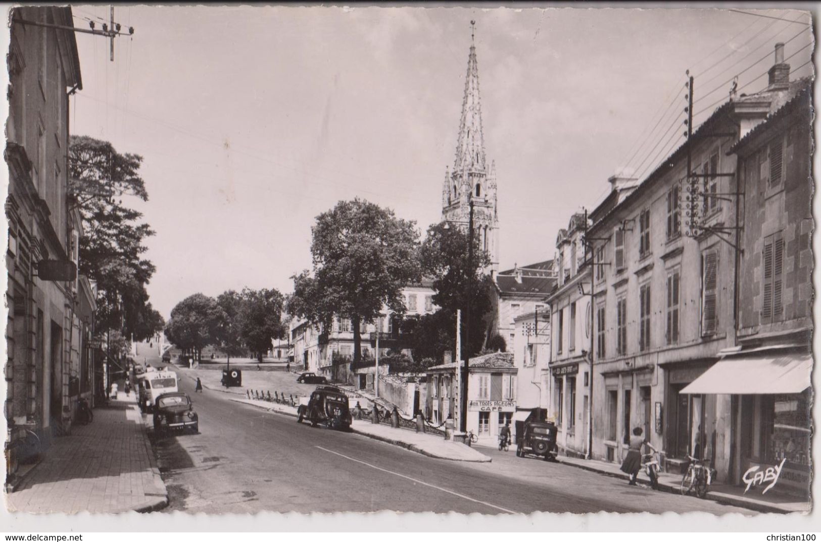 FONTENAY LE COMTE : RUE GEORGES CLEMENCEAU - CAFE "AUX TROIS PIGEONS" - CPSM FORMAT CPA - 2 SCANS - - Fontenay Le Comte